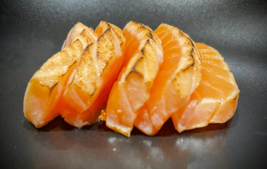 Flamed salmon sashimi (5pieces)